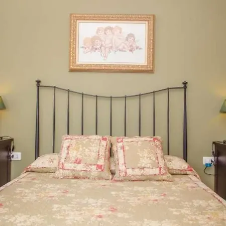 Sleeps 6 Pool Wifi Apartment