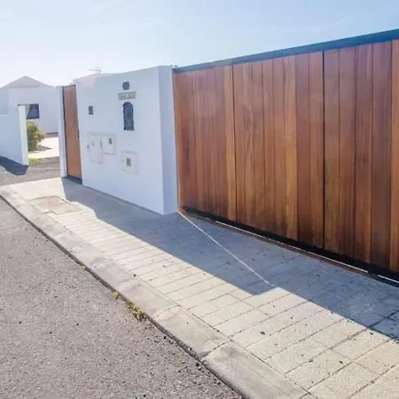 Sleeps 6 Pool Wifi Apartment
