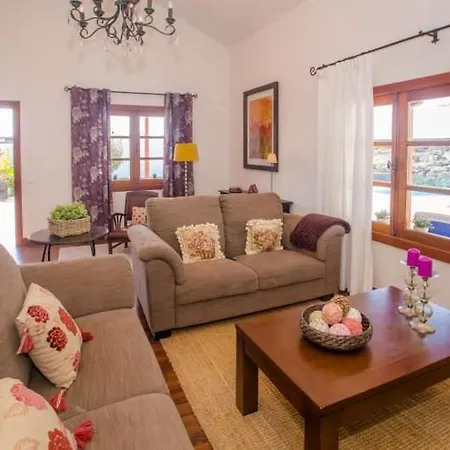 Sleeps 6 Pool Wifi Apartment