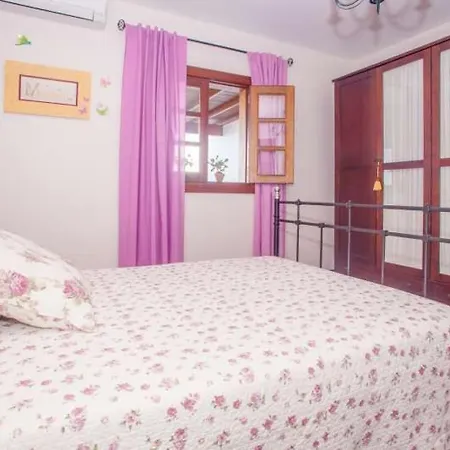 Sleeps 6 Pool Wifi Apartment