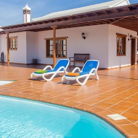 Sleeps 6 Pool Wifi Apartament