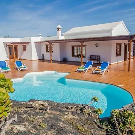 Sleeps 6 Pool Wifi Apartament *